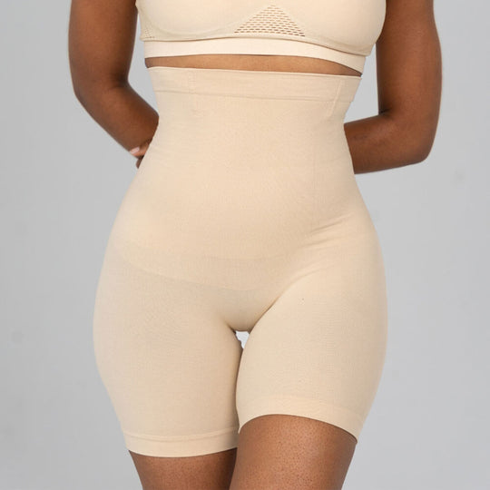Hoch taillierte Shorts formen