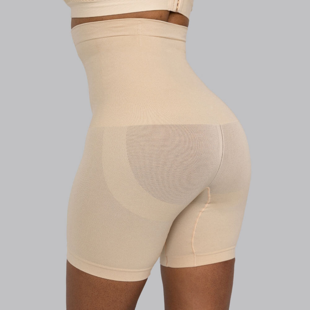 Hoch taillierte Shorts formen