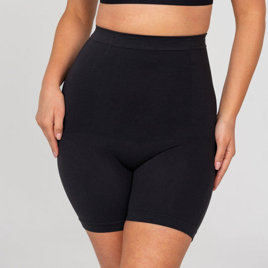 Hoch taillierte Shorts formen