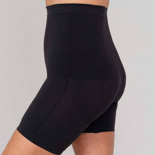 Hoch taillierte Shorts formen
