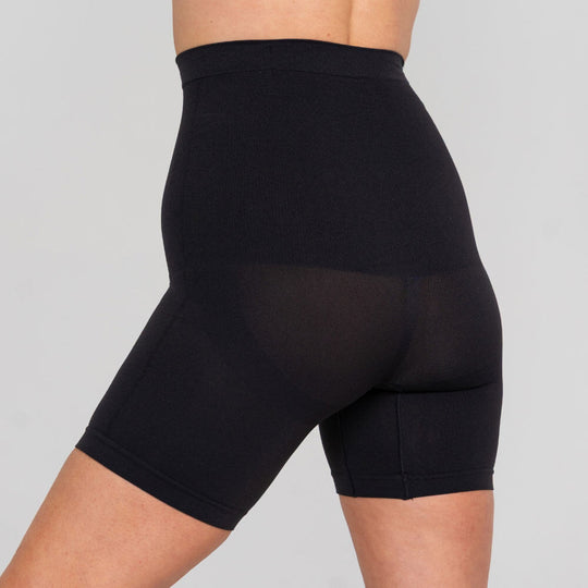 Hoch taillierte Shorts formen